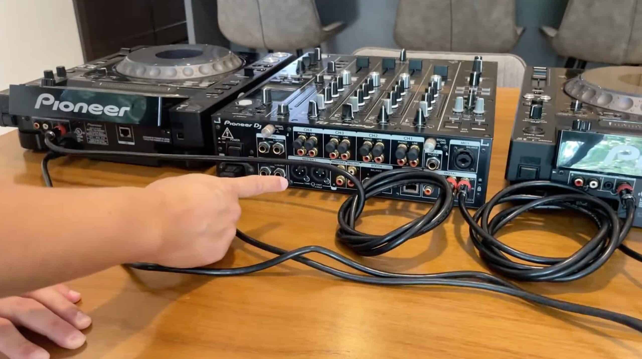 Cómo conectar CDJs a una mixer profesional paso a paso