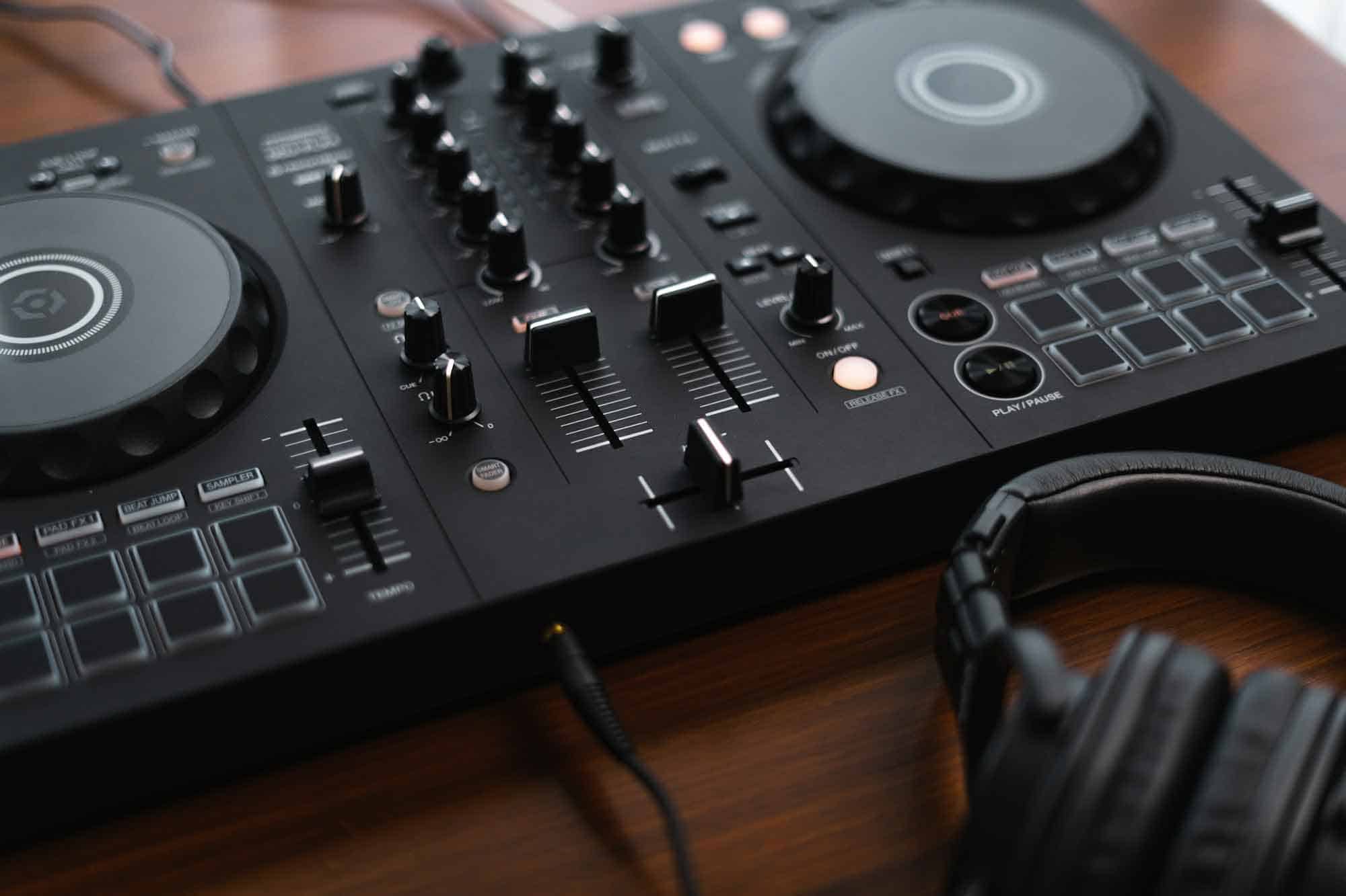 Controlador DDJ-FLX4 para DJs principiantes mezclando en casa