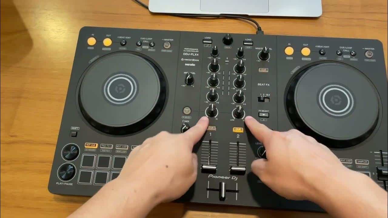 DJ ajustando el filtro en DDJ-FLX4 en Rekordbox para usar Sound Color FX