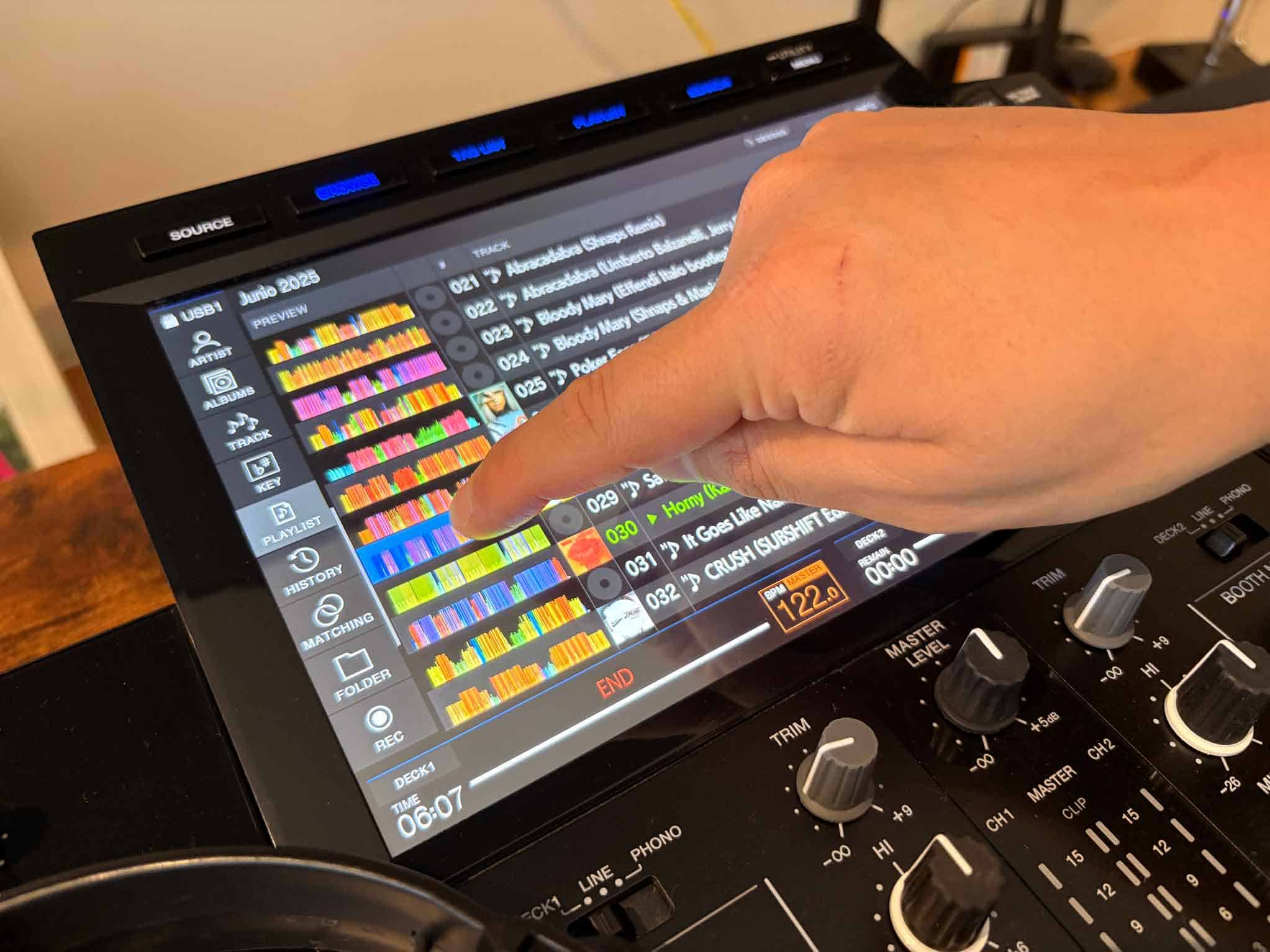 pre escucha táctil XDJ RX3 preescuchar canciones en audífonos