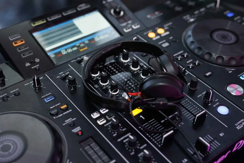 Comparativa de los mejores audífonos para DJ 2026 Pioneer Sennheiser V-Moda AIAIAI