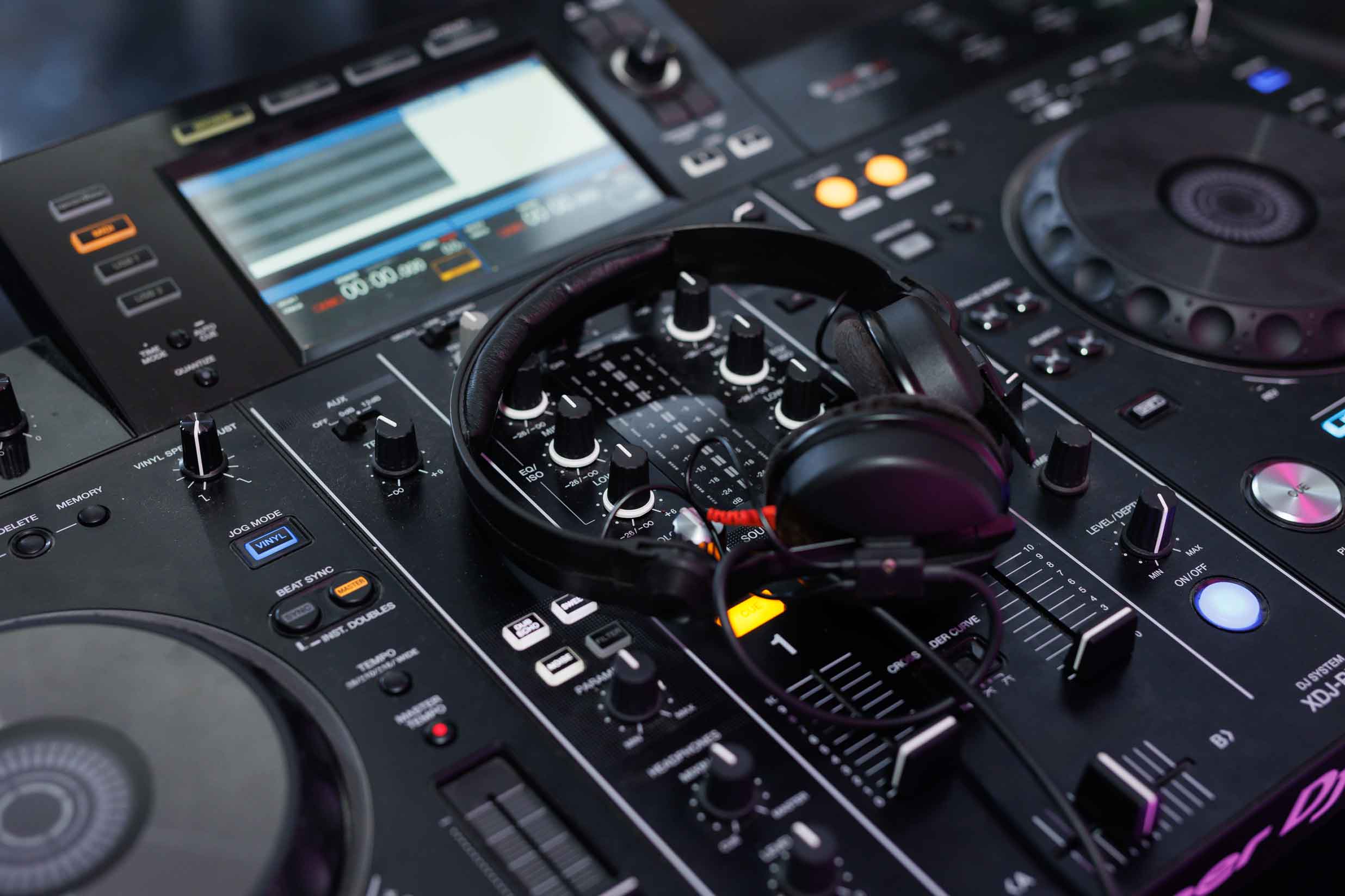 Comparativa de los mejores audífonos para DJ 2026 Pioneer Sennheiser V-Moda AIAIAI