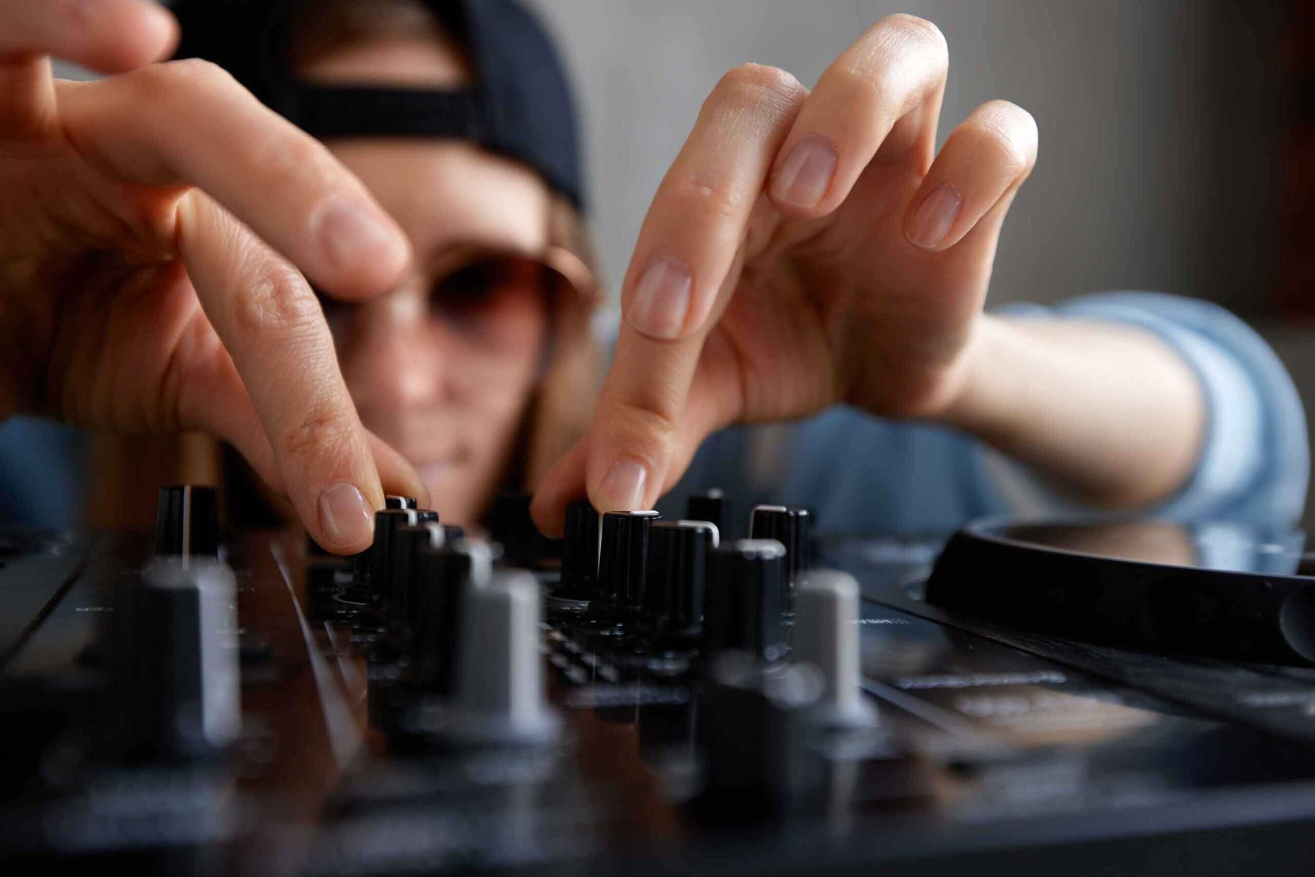 cómo mezclar canciones DJ paso a paso principiantes