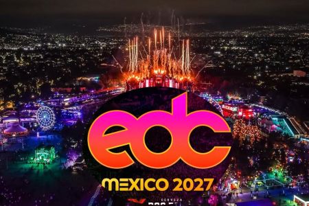 Espectáculo pirotécnico en EDC México 2027 con luces y fuegos artificiales vibrantes.